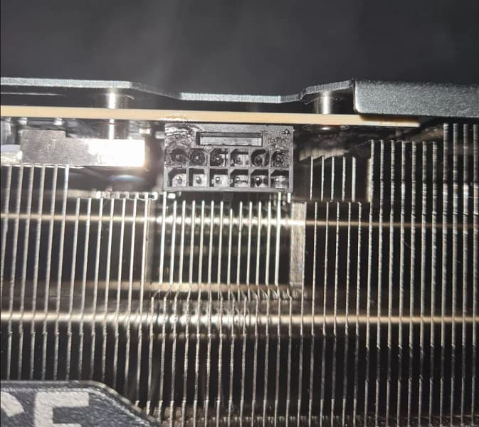 Пользователь опубликовал фото расплавленной GeForce RTX 4090. Видеокарта загорелась, когда он играл в Red Dead Redemption 2