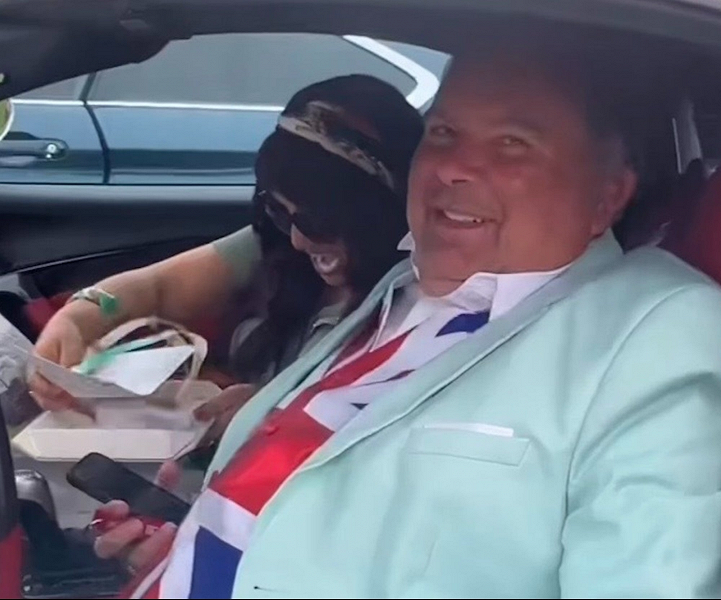 «У меня дорогие машины, я играю в гольф и ласкаю женщин с большой грудью». Один из руководителей Apple был уволен после неудачной шутки