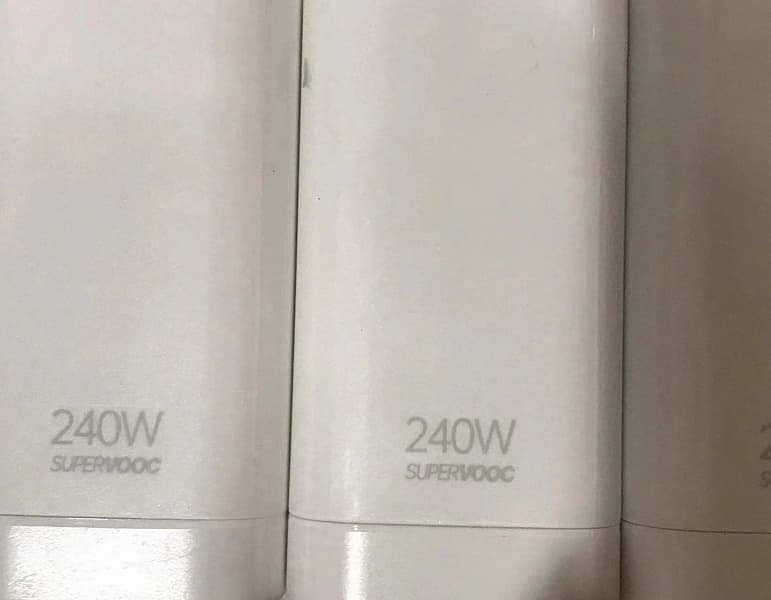 Это самое быстрое зарядное устройство для смартфонов: первые фотографии 240-ваттного адаптера для Realme GT Neo5