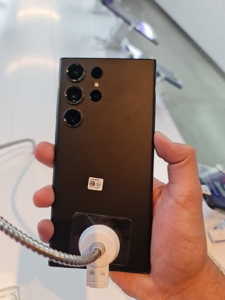 Samsung Galaxy S23 Ultra уже появился в магазине. Живые фото и характеристики флагмана