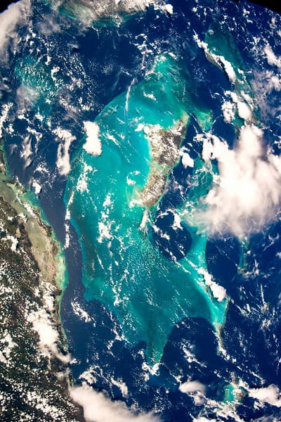 Хоть сейчас на обои смартфона: Роскосмос опубликовал «фантастическую» подборку фото с борта МКС