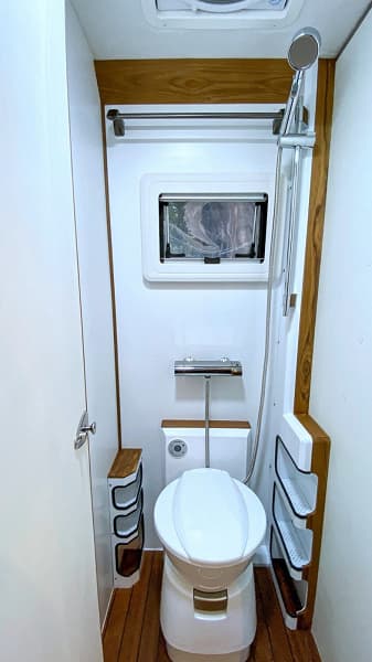 Дизельный двигатель 6,7 литра, 320 л.с., постоянный полный привод, двухметровая кровать и душ. Брутальный внедорожник Dongfeng Warrior M20 превратили в экстремальный кемпер