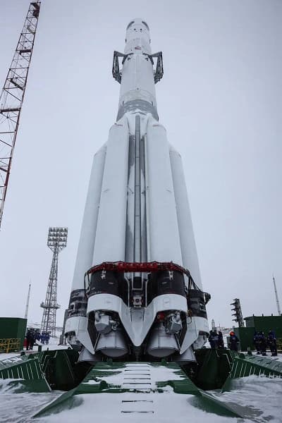 Фото: гигантский «Протон-М» с метеоспутником установлен на стартовой площадке Байконура Фото: гигантский «Протон-М» с метеоспутником установлен на стартовой площадке Байконура