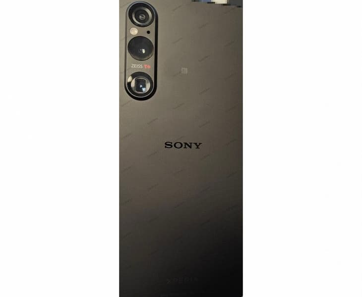 Sony в своём репертуаре. На первой фотографии флагманский смартфон Xperia 1 V очень похож на предыдущие несколько поколений
