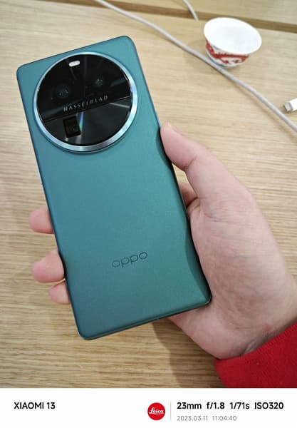 Когда один серийный флагман снимает другой, предсерийный. Живое фото Oppo Find X6 Pro, сделанное на камеру Xiaomi 13