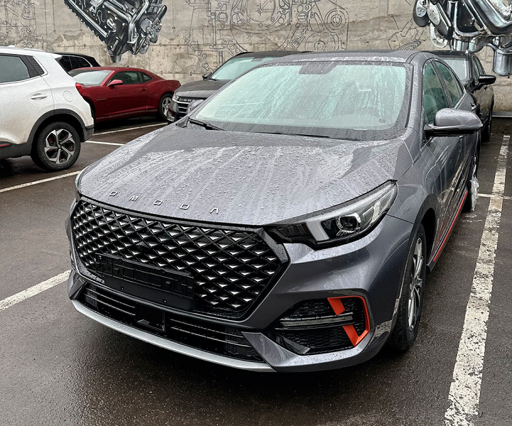 Он потягается с Lada Vesta NG. В России уже привезли Omoda S5, официальные продажи начнутся весной