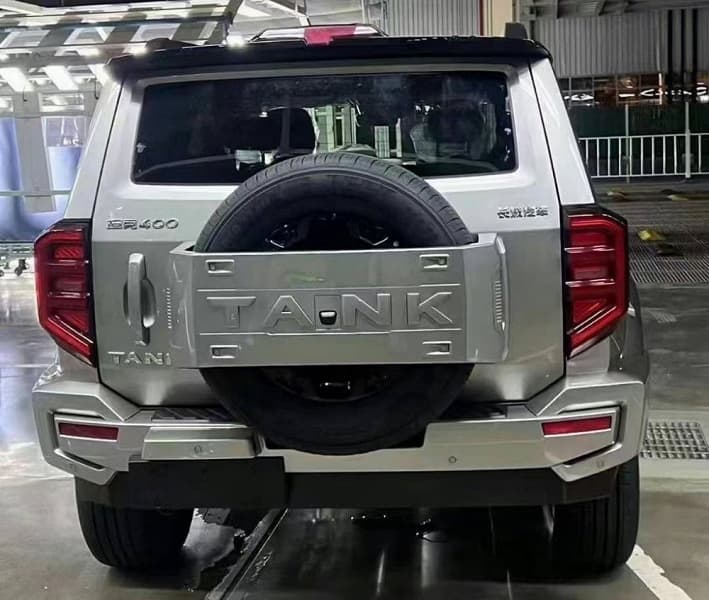 Так выглядит новый «гражданский танк» от Great Wall. Брутальный внедорожник Tank 400, приходящийся «старшим братом» российскому T300, засняли на заводе