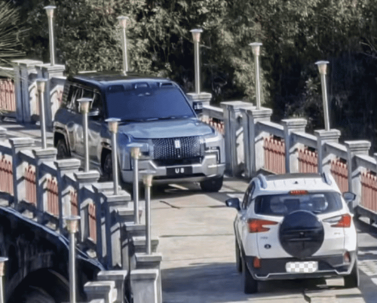 Огромная мощность, водонепроницаемость, разворот на месте, «режим краба» и разгон до «сотни» за 3 с. BYD Yangwang U8 заметили на дороге в Китае