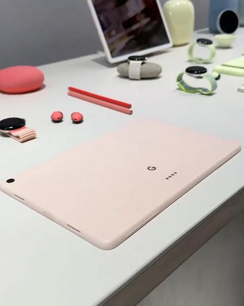 Google Pixel планшет проявился во время выставки мебели в Милане, отличающийся пастельными цветами и характерным дизайном Pixel