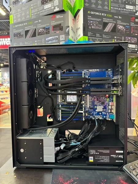 ПК с четырьмя GeForce RTX 5090 в сборе
