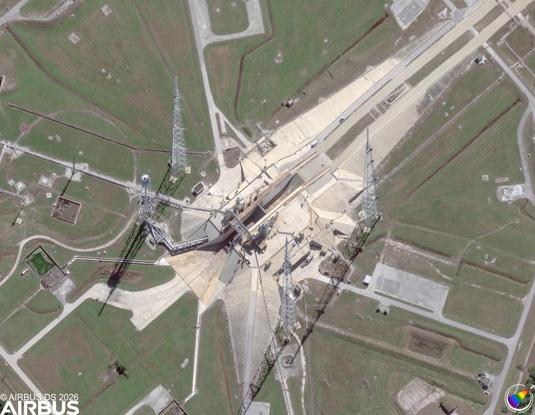 Космический корабль Orion и ракета SLS на стартовой позиции