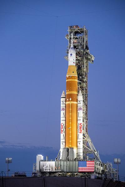 NASA вывело ракету SLS на стартовую площадку для решающих тестов перед полетом к Луне NASA вывело ракету SLS на стартовую площадку для решающих тестов перед полетом к Луне