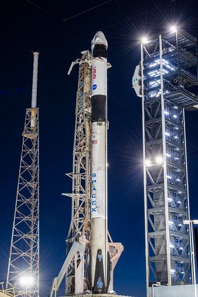 Ракета-носитель Falcon 9 и корабль Dragon перед запуском