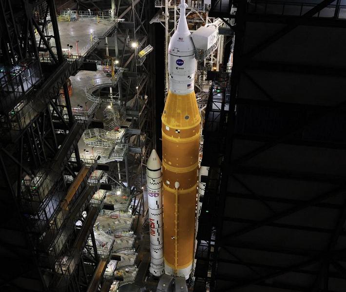 Полет на Луну откладывается: ракету SLS и корабль Orion вернули в цех для устранения неполадок