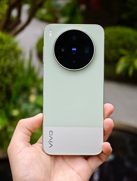 Vivo X300s на живых фото: камера Zeiss 200 Мп, батарея 7100 мАч и защита IP69