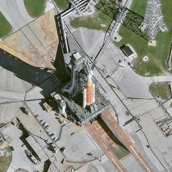 Сверхдетальный снимок ракеты Artemis 2 из космоса перед стартом к Луне